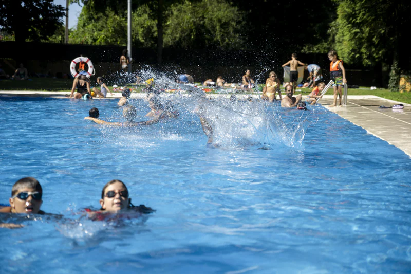 Piscinas Municipais com acesso gratuito para jovens no Dia Internacional da Juventude