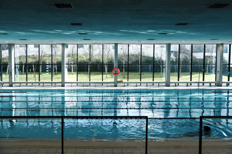 Piscinas de Ribeirão vão ser palco da mega aula de hidroginástica “Hidro by Night Glow”